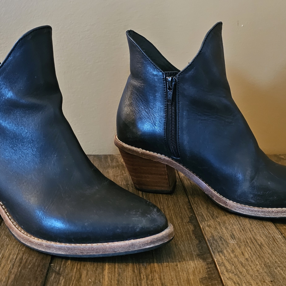 Poppy Barley Black Heeled Boots with Sleek Western Style